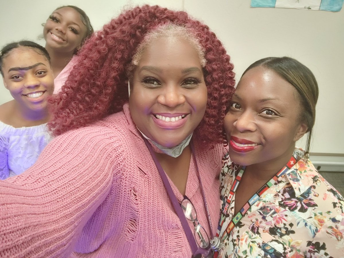 anella_young's tweet photo. South Atlanta High School teachers engaging and encouraging!
#HispanicHeritageMonth https://t.co/VCSYLQYUMK