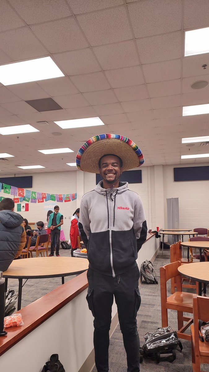 anella_young's tweet photo. South Atlanta High School teachers engaging and encouraging!
#HispanicHeritageMonth https://t.co/VCSYLQYUMK