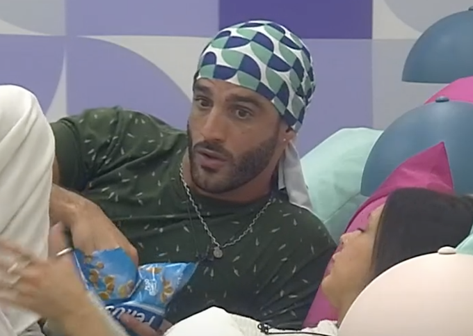 geminiscar2's tweet photo. alfa marcando tendencia en #GH2022 pañuelungi 🥷 turbante, re facha! alfita thiago maxi ...comenzaran a desaparecer los 1000 pañuelos de walter?? #moda primavera verano #GranHermano #ghargentina #GranHermanoArgentina https://t.co/0SMbxaOCGg