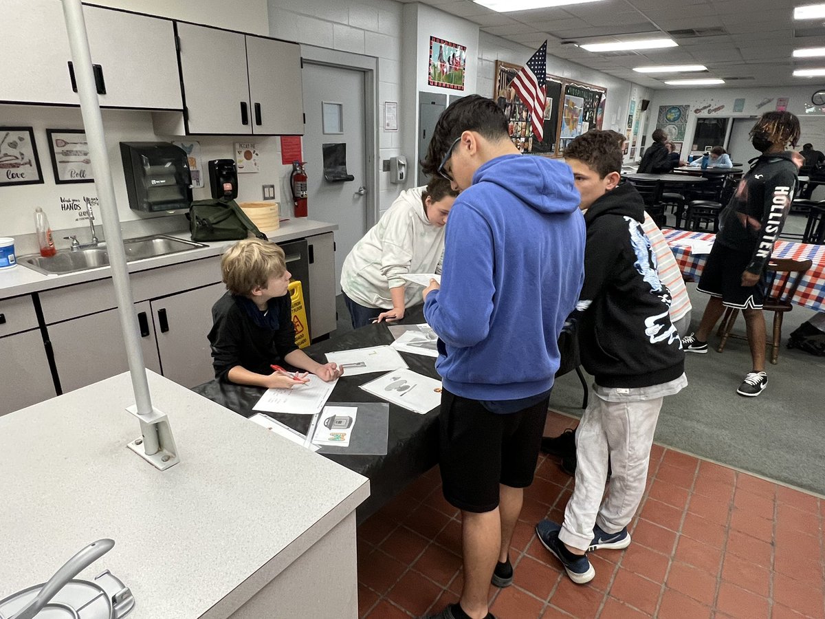 wkmcateer4's tweet photo. @DMSTIGERTWEETS Culinary students explored the purposes of small kitchen appliances today in class.  Predicting and verifying are key parts of inquiry.  @chadefrazier @ErikaWiggins16 @CTEmarion @BenWhitehouse98 https://t.co/tqsilxX8wr