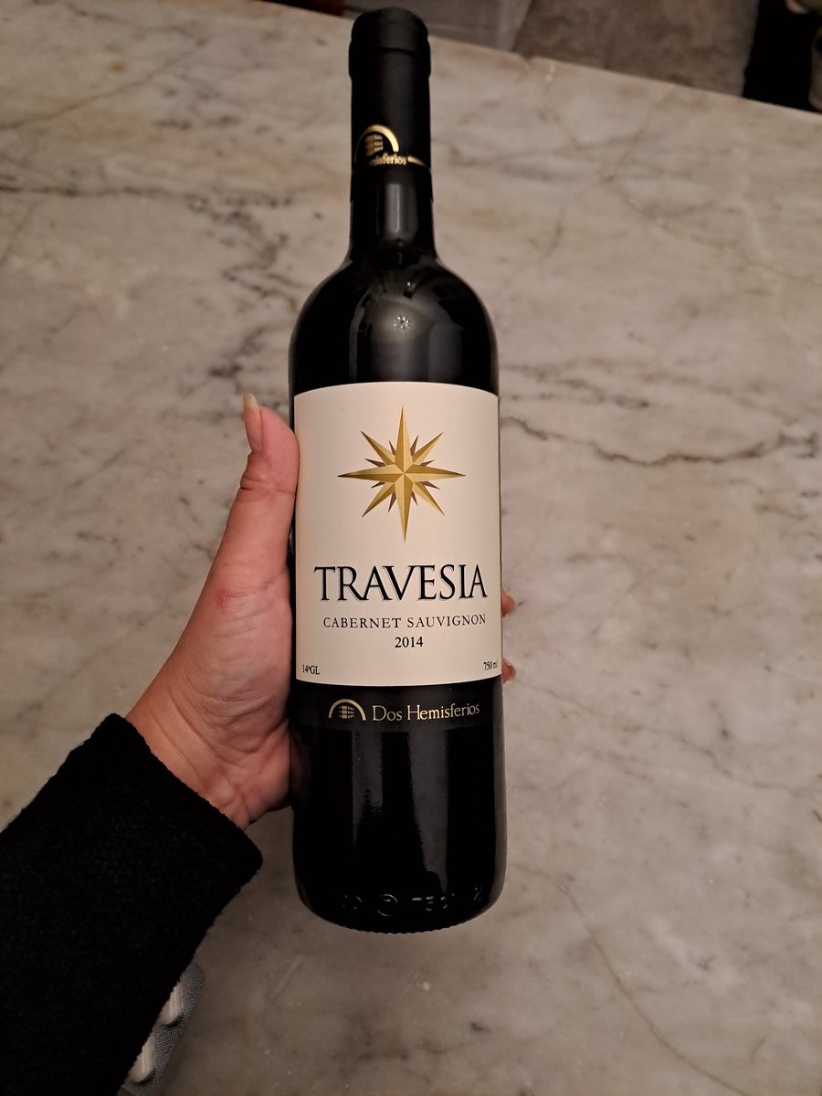 TattyCanPo's tweet photo. Paren todo, mi compadre @VictorValenciaQ me ha enviado este #DosHemisferios @VinosDelEcuador desde #Madrid gracias mil, quiero llevarlo al curso #AISLiguria para que lo caten, pero mejor me lo tomo solita https://t.co/f4jnmPXOGe