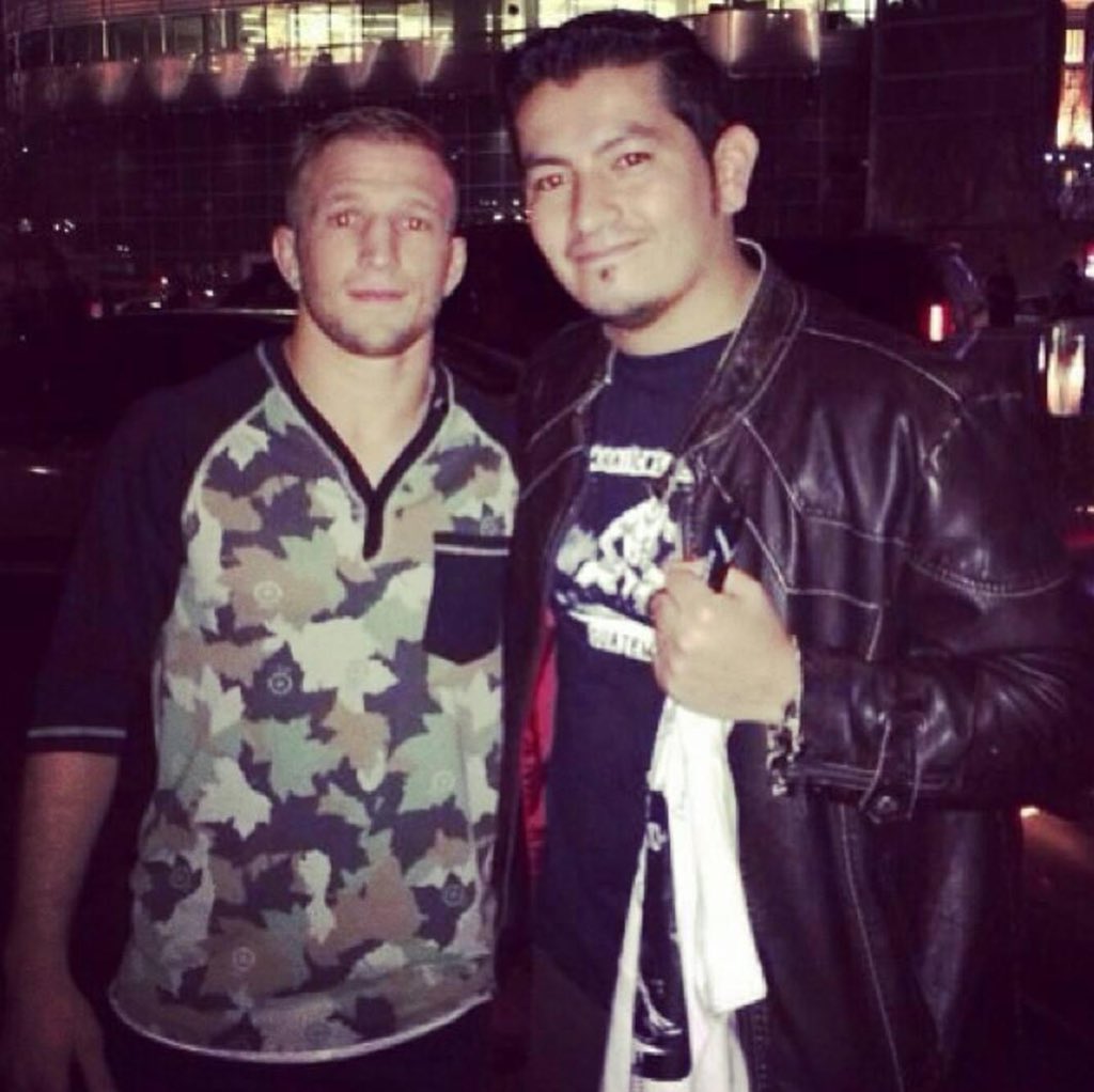 Una foto del recuerdo con TJ Dillashaw allá por 2014 a la salida del #UFC171, mañana el californiano volverá a pelear por el título de peso gallo del UFC.