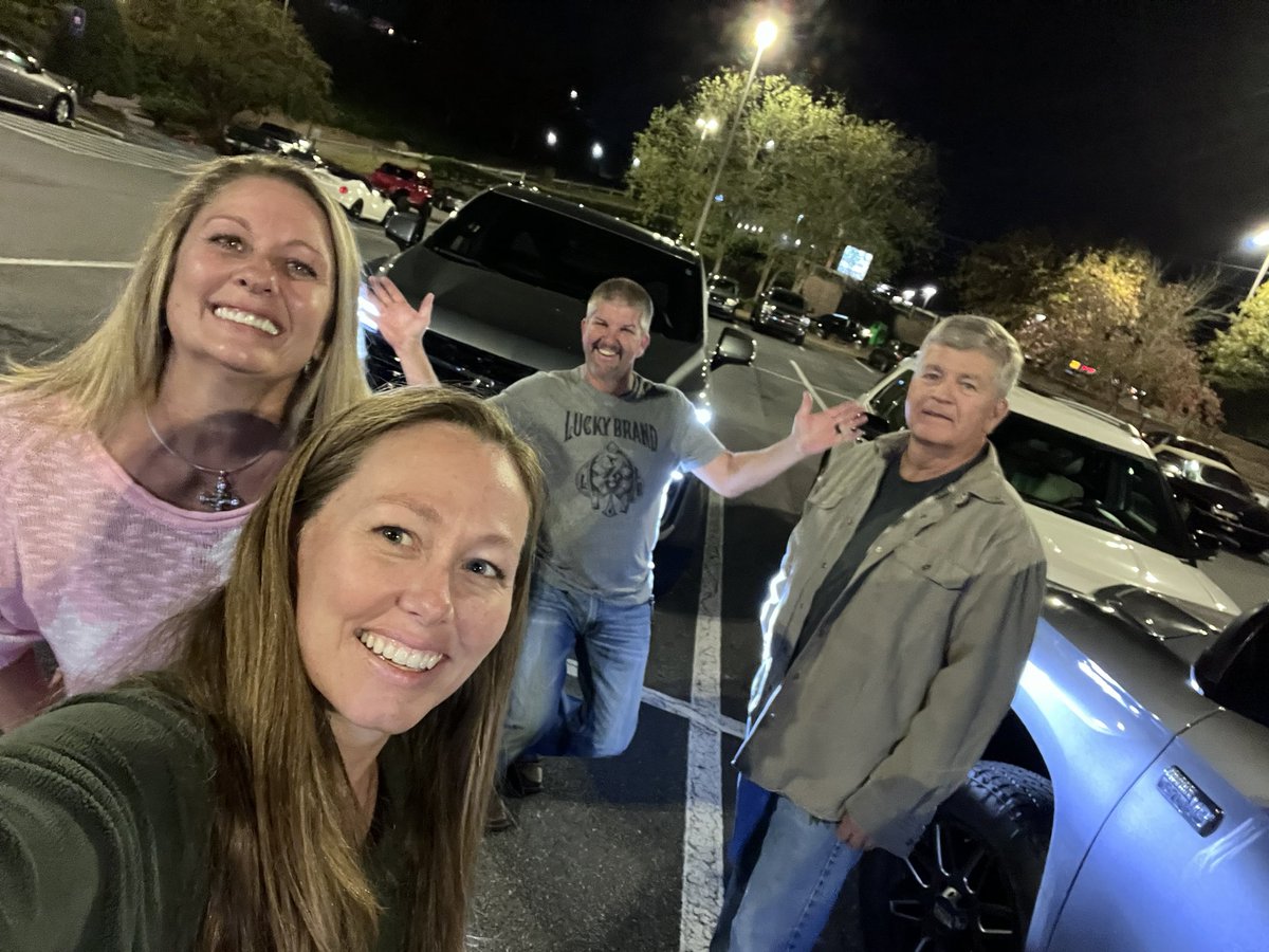 fms_jonesy's tweet photo. These people!!! I LOVE this community…D is gone, E is sick…and I killed the battery in my truck @ Publix. Like dead dead not coming back dead.  But these Good Samaritan got me jumped, made me laugh, and reminded me how much good is still left in the world. Y’all are awesome!! https://t.co/k6RPwSmTmx