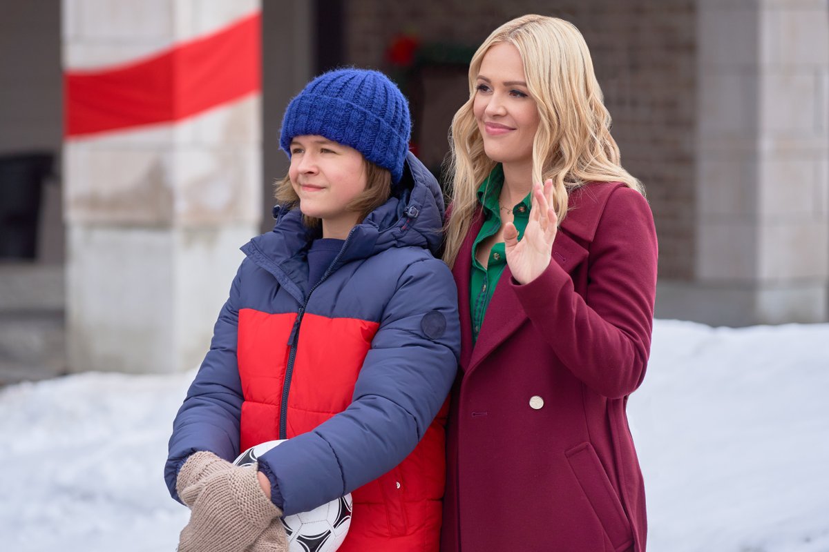 hallmarkchannel's tweet photo. Jeremy @Corey_Sevier is the Christmas scrooge. RT if you think Noelle @TheNatalieHall and her son Henry #CallumShoniker can get him into the holiday spirt? #NoelNextDoor #CountdownToChristmas https://t.co/4f2MdZCN3U