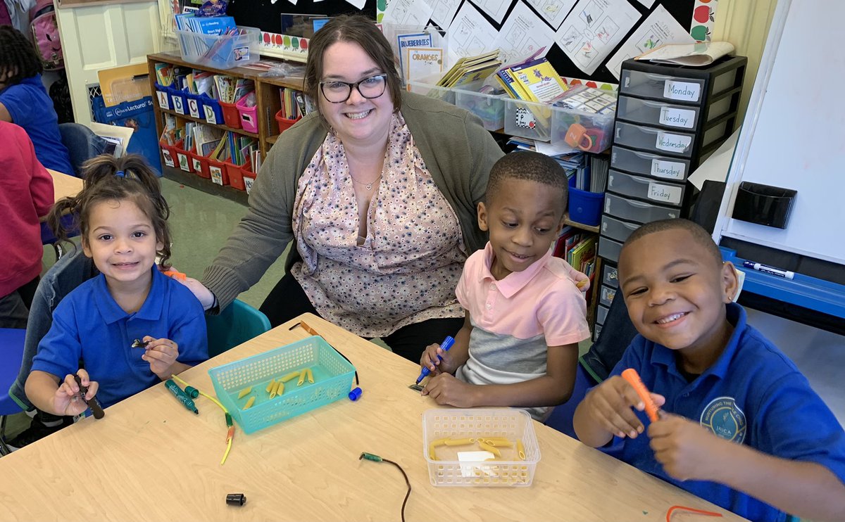 JCS312Q's tweet photo. What an amazing turnout for our very first edition of Roaring Fridays! Thank you to our magnificent parents and the incredible support you show for your children and our school! #WeRoar #JCSPride #JCS #RoaringFridays https://t.co/8TrIbkXwMo