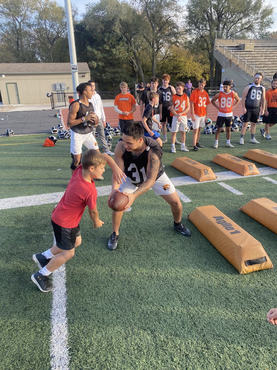 CoachBrauer's tweet photo. Always proud of how great our guys are with the kids and the community! Awesome day https://t.co/EcXp8oZp3j