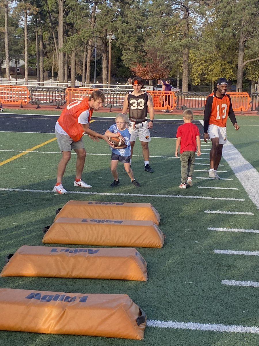 CoachBrauer's tweet photo. Always proud of how great our guys are with the kids and the community! Awesome day https://t.co/EcXp8oZp3j