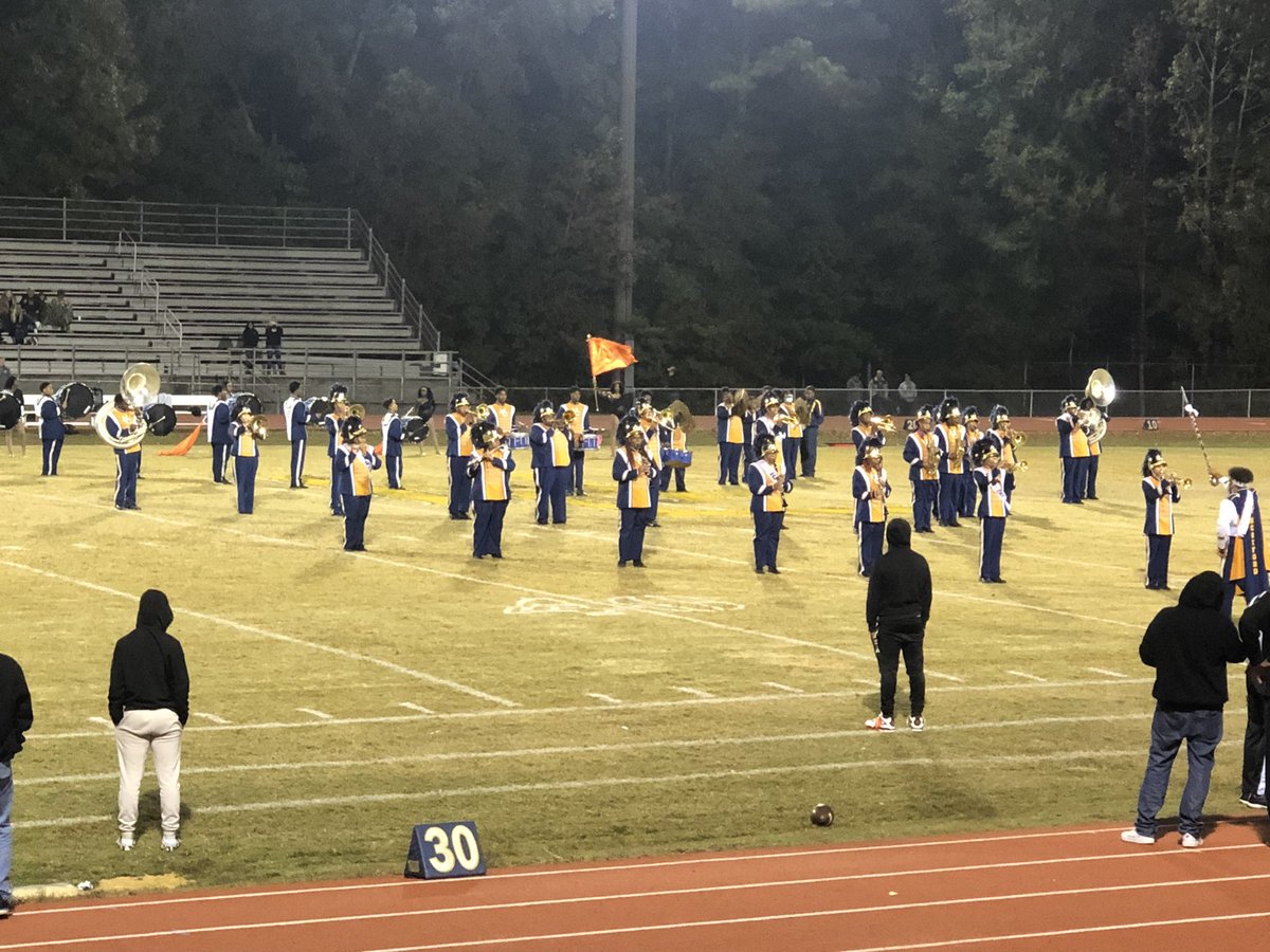 tammi_ward's tweet photo. @hch_school it’s Sr night, Super Soul Force halftime show & a Bear’s 12 point lead. Another Friday night @HCPS01 #allinforlearning #newthinking4newtimes https://t.co/bIQR2f2FJQ