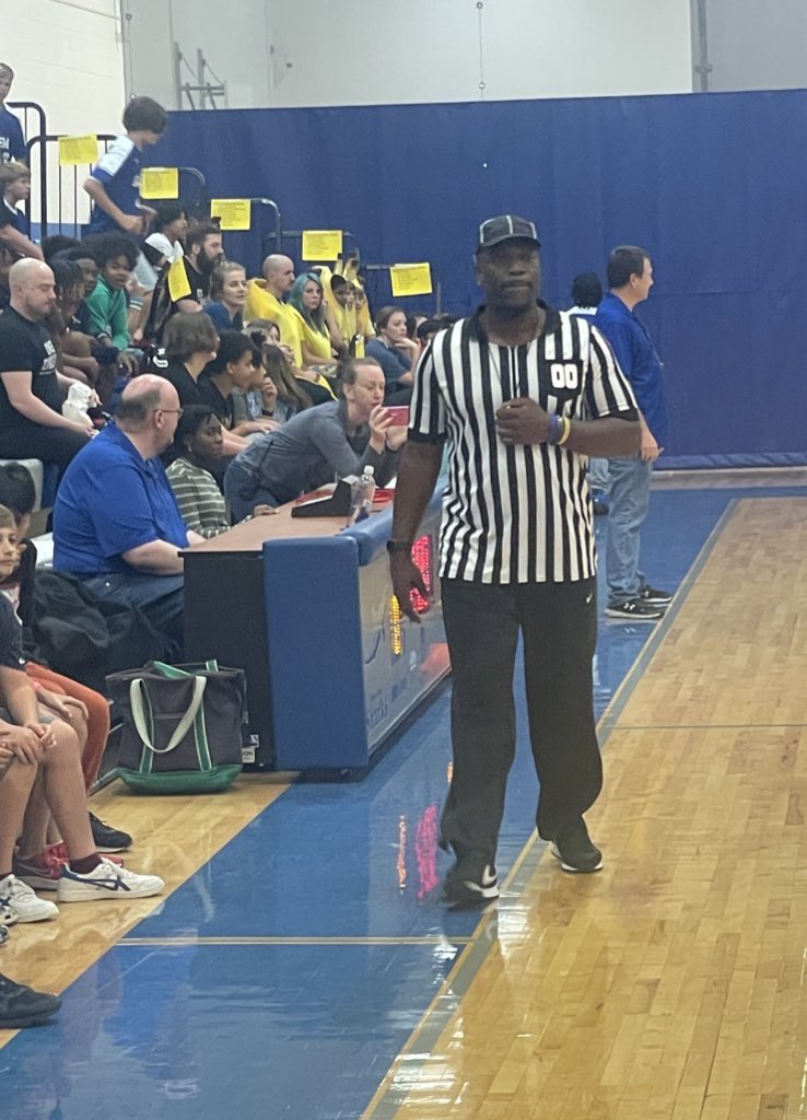 Shout out to our humble assistant principal. Thank you for showing love through action to our Sharks! 💙🦈 <a href="/ray_gatlin/">Ray Gatlin</a> <a href="/JSmithjjs1/">James Smith</a> <a href="/Jessbyarbrough/">Jessica Yarbrough</a> @bri_teaches