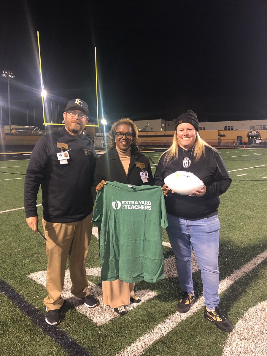 Congratulations to Ms. Ross, our LEA and head of the ECS Department, recognized tonight for all she does for our kids. She always works hard to help all our @FCHSTigers students be successful! #GreatTeachersChangeLives #ExtraYardGameBall @CFPExtraYard @FayetteSports @fcboe
