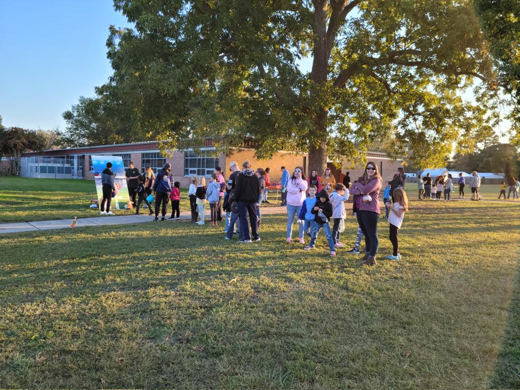 awsumeducator's tweet image. Thank you Barron @barronknights PTA for the perfect ending to the week! An AMAZING Fall Festival brought everyone out to the Village 💙 It was great seeing everyone! @BarronPta, @mrsclements2u, @LWyattHCS, @HamptonCSchools