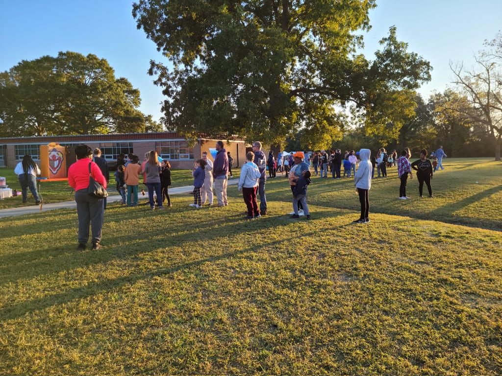 awsumeducator's tweet image. Thank you Barron @barronknights PTA for the perfect ending to the week! An AMAZING Fall Festival brought everyone out to the Village 💙 It was great seeing everyone! @BarronPta, @mrsclements2u, @LWyattHCS, @HamptonCSchools