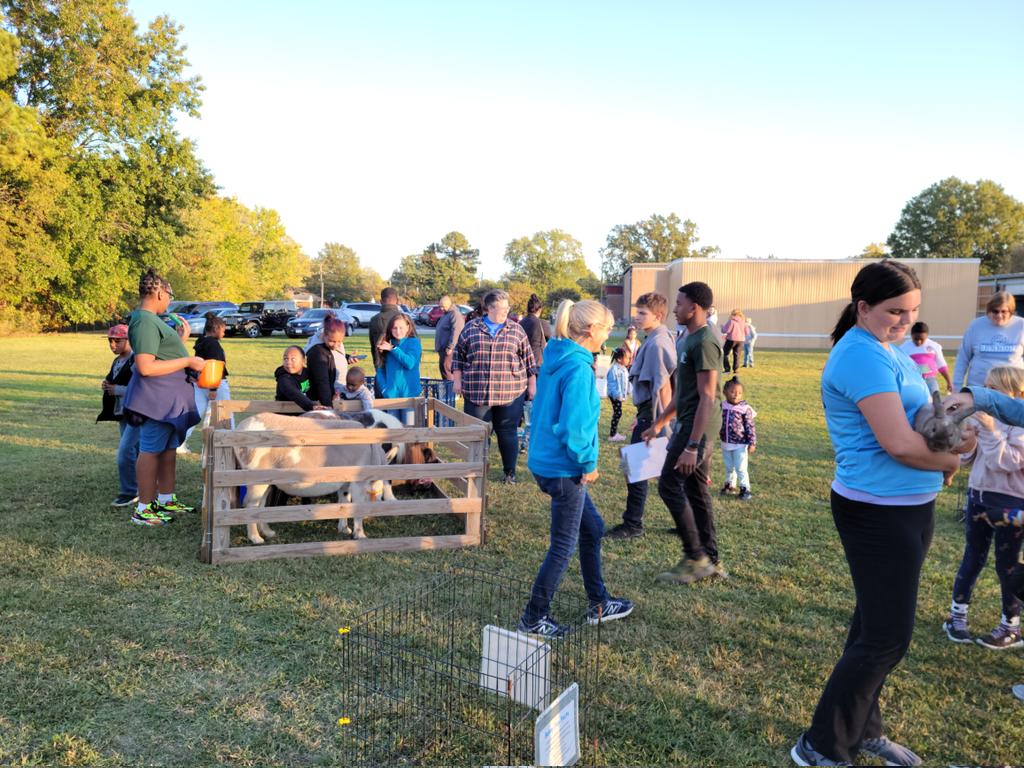 awsumeducator's tweet image. Thank you Barron @barronknights PTA for the perfect ending to the week! An AMAZING Fall Festival brought everyone out to the Village 💙 It was great seeing everyone! @BarronPta, @mrsclements2u, @LWyattHCS, @HamptonCSchools