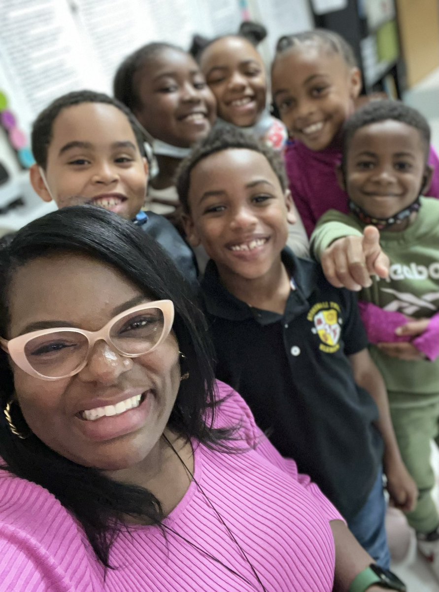 BanksYolanda_'s tweet photo. GOOD VIBES ONLY. What to do when your @StonewallTell  TAG S gives a rando 🤗❓Take a selfie.  Now Everyone wants in‼️😊. Love their big little hearts‼️💕 Build SAFE learning communities. Achievement follows.  @NPorter17 @aplatimore #TAGswag #SafetyFirst https://t.co/jZy0RlAe6L
