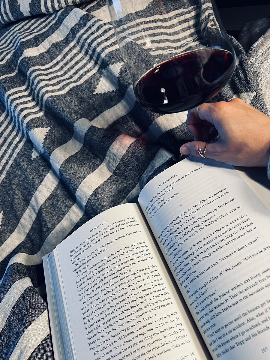 mlca88's tweet photo. It was one of those Fridays where I was just counting down the minutes to snuggle up and get lost in another world. #writerscommunity #readerscommunity #StephenKing https://t.co/zRsZnhNUPR