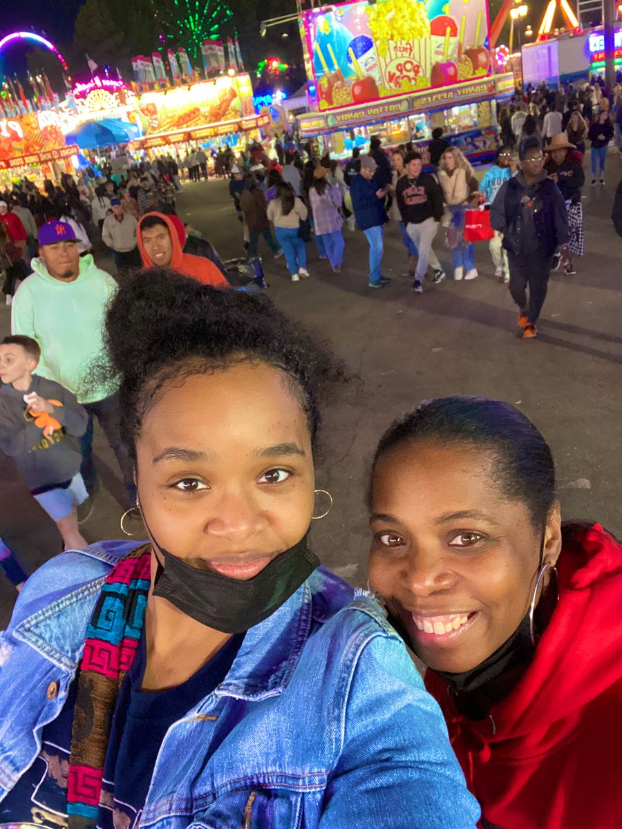 LLSqueeze's tweet image. Ain’t seen @Samsluckycharm in FORTY YEARS but we finally reunited 🥰 #LovHer