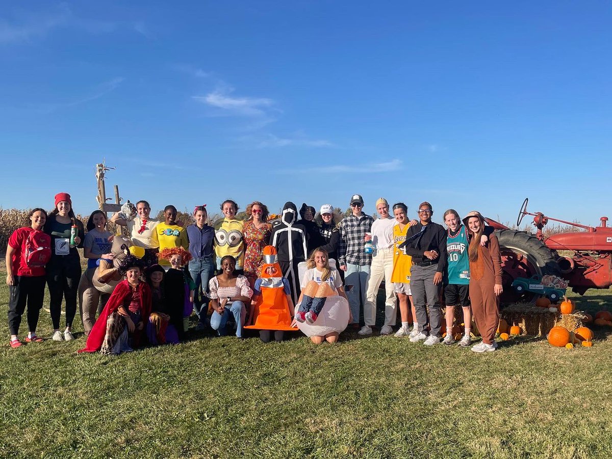 MillikinWBB's tweet photo. Corn maze, pumpkin painting, and a birthday!  Fun fall break activities for the team today!  

#GoBigBlue #Greaterthan94 https://t.co/sqDl6MSGrf
