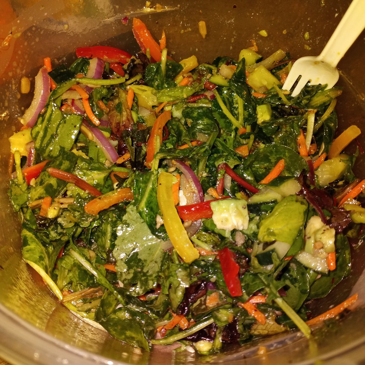 OshiSaid's tweet photo. Tonight's #VeganDinner 😁🤗😋😋 #Salad with bell peppers, red onion, carrots, cucumber, avocado, sunflower seeds and #homemade #seamoss vinaigrette 🥗🥬🥒🥑🥕 #Raw #Vegan #AlmostAlkaline #VeganFood #BlackVegan #flHIGHassVEGAN #OshiTheFAV #VeganBae #PlanBased #PlantBasedFood https://t.co/RhGcCJ6WpG