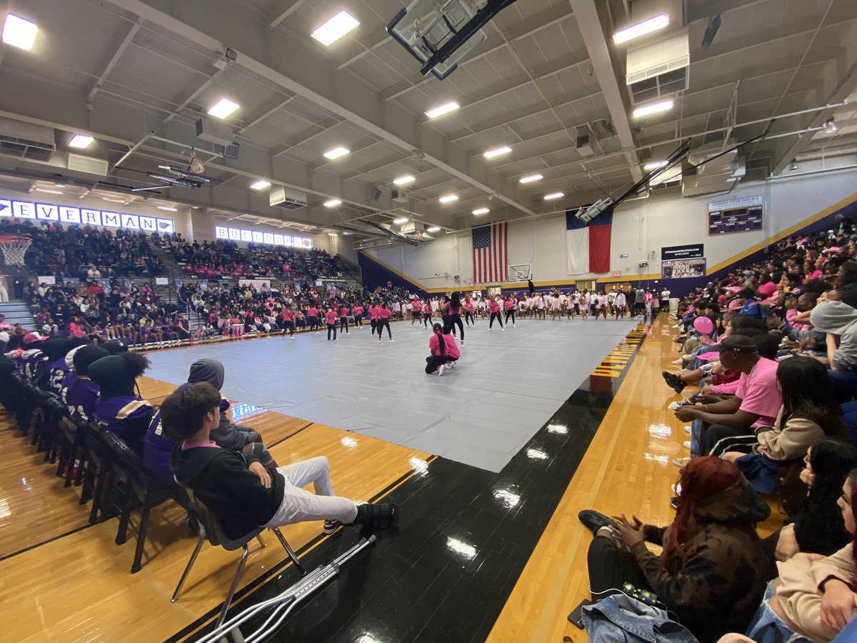katonadaniels's tweet photo. Our #pinkout pep rally was everything! I have really perfected this pep rally planning thing!  💖 🎀 https://t.co/1UtpAylpED