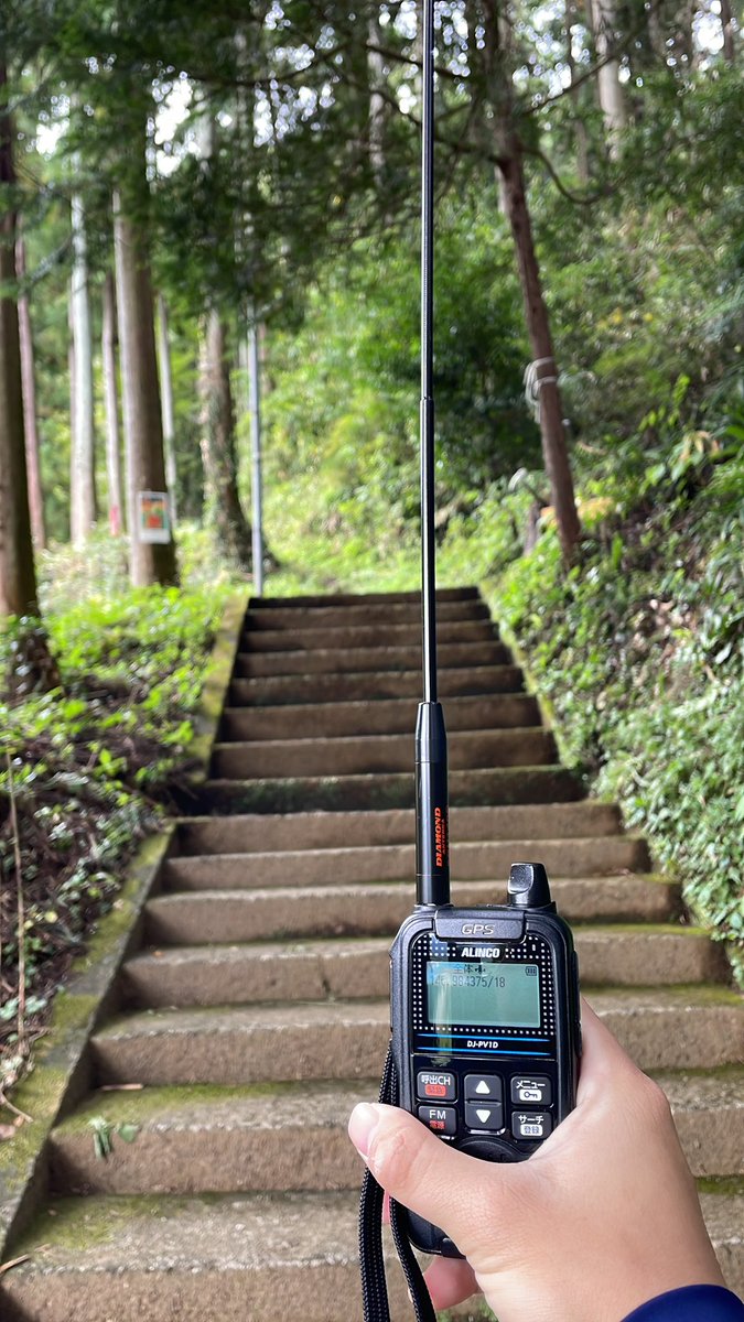 今私は天竺山に登っています。
無線機のCHは18です。
貴船01です