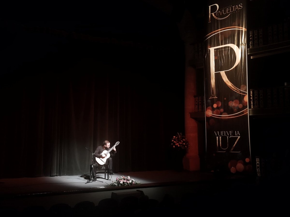 Comenzamos el Concierto de Gala del XV Concurso Nacional de Guitarra Clásica en el Teatro Victoria, con la participación de Pietro Locatto directamente desde Italia. #GozaDelRevueltas #VuelveLaLuz <a href="/EVillegasV/">Esteban Villegas V.</a>