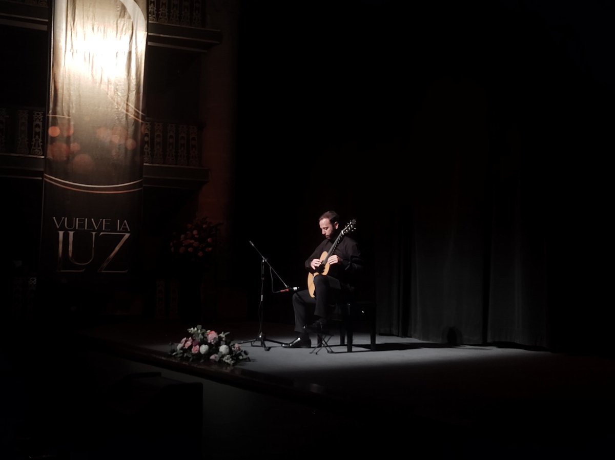 RevueltasDgo's tweet photo. Comenzamos el Concierto de Gala del XV Concurso Nacional de Guitarra Clásica en el Teatro Victoria, con la participación de Pietro Locatto directamente desde Italia. #GozaDelRevueltas #VuelveLaLuz @EVillegasV https://t.co/gdVSMFUZLl