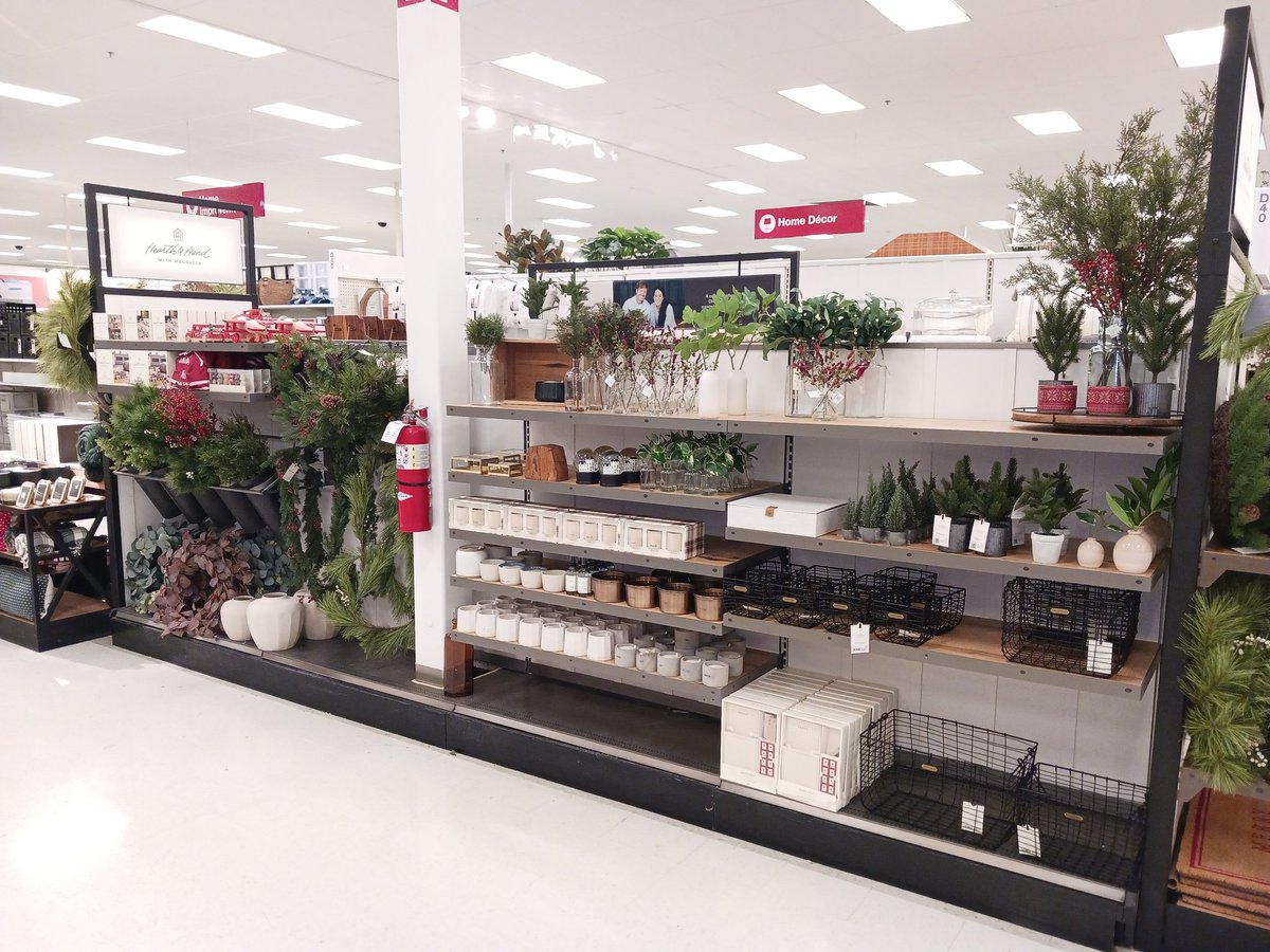 PutsNobody's tweet image. "If I woke up tomorrow with my head sewn to the carpet, I wouldn't be more surprised" that we've already started setting xmas 🤣🤣 

Had so much fun working on Hearth and Hand with DBO Dustin and @ElyssaSue! Loving all the foliage and patterned candles in this year's collection😍