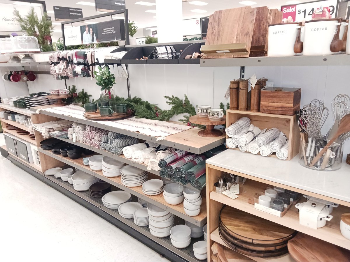 PutsNobody's tweet image. "If I woke up tomorrow with my head sewn to the carpet, I wouldn't be more surprised" that we've already started setting xmas 🤣🤣 

Had so much fun working on Hearth and Hand with DBO Dustin and @ElyssaSue! Loving all the foliage and patterned candles in this year's collection😍