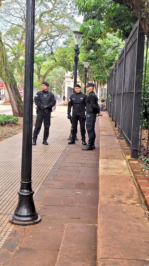 Con más de 400 policías estamos brindando seguridad en la #estudiantina2022 que se desarrolla en la costanera de Posadas.
Además, realizamos operativos urbanos y suburbanos en la capital #Misionera siendo supervisados por el jefe de Policía Carlos Merlo y el Subjefe Eduardo Maj