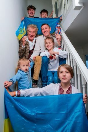 WUTangKids's tweet photo. Rod Stewart rented and furnished a home for a family of seven Ukrainian refugees in England and will be paying rent and bills for a year https://t.co/FNbnaxhE2G https://t.co/8aGoM7tfSX