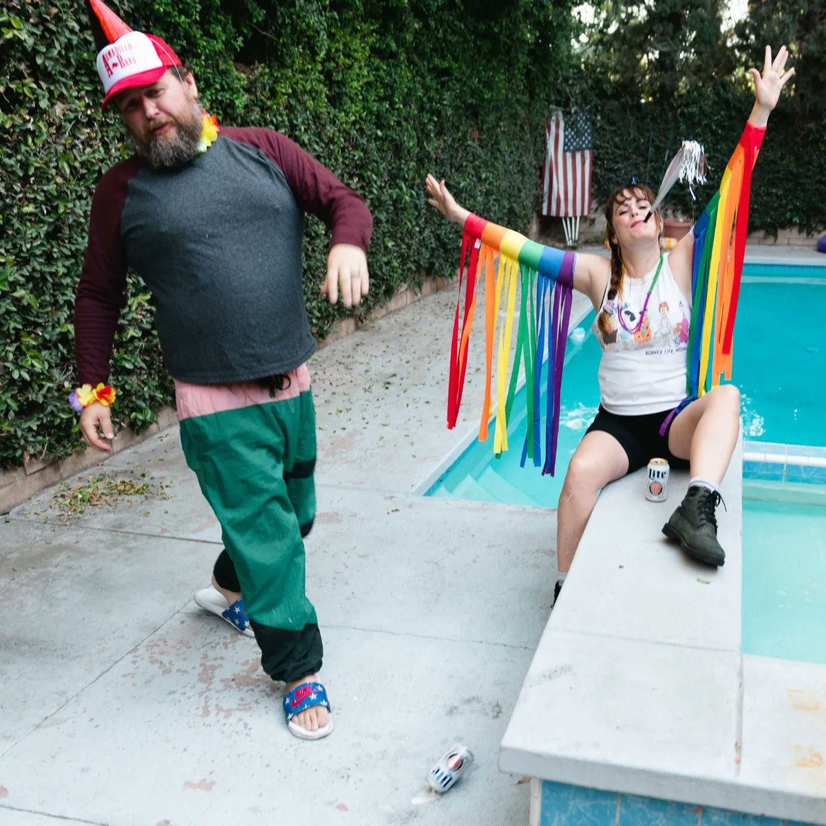 LastPodNetwork's tweet photo. Grab your pointy hats y'all because @AmberSmelson &amp; @Eddietunes_ are laying down some Party Hacks today on The @BrighterSideLPN! Bet we can keg stand longer than you.
https://t.co/jO3JZ7VH2h https://t.co/lnc49adbfo