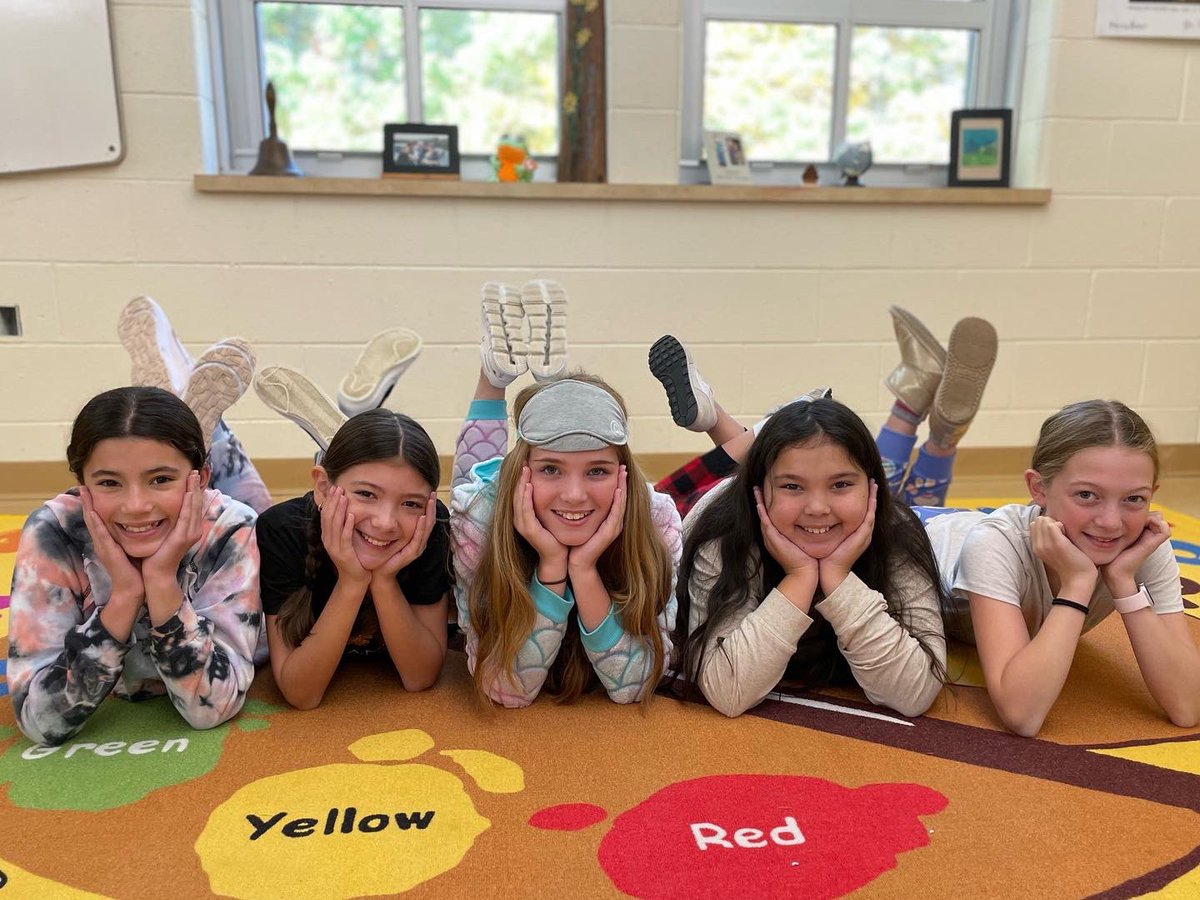 MercymountCDS's tweet image. The snuggle is real!  Closing out our Spirit Week on a relaxing note with Pajama Day!