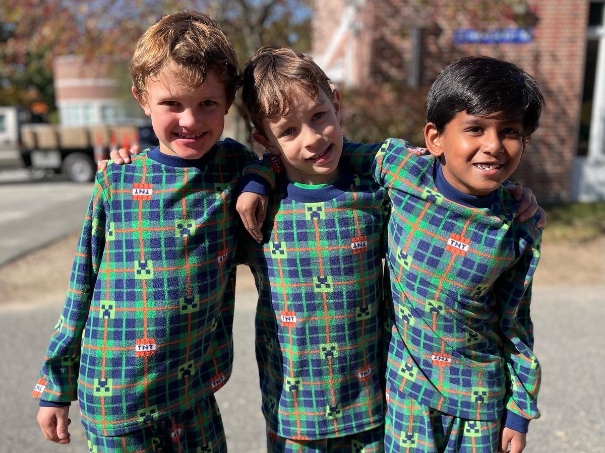 MercymountCDS's tweet image. The snuggle is real!  Closing out our Spirit Week on a relaxing note with Pajama Day!