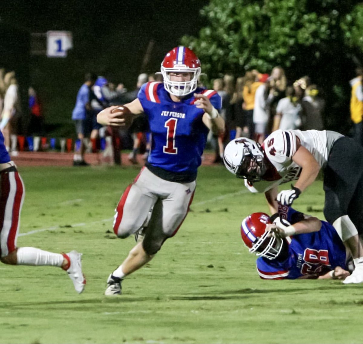JeffersonFootba's tweet photo. Sammy Brown sprints into the end zone for his 4th Touchdown of the half!!
Excellent blocking by the #DragonHogs!!
Jefferson 28
Loganville 0
Halftime https://t.co/m5gKlwCXLn