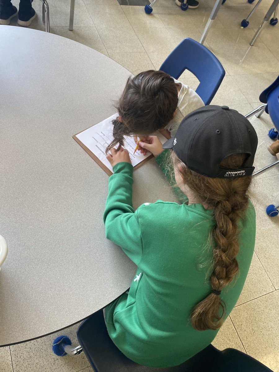MlleMccormack00's tweet photo. Nothing warms my 💗 more than seeing #salle27 being leaders to their “amis d���apprentissage”. We went for a fall walk &amp; taught our buddies les couleurs en FR + created art together. This partnership is about learning French together in a cross-curricular away. #tdsbfsl https://t.co/kBR5rpbmaX