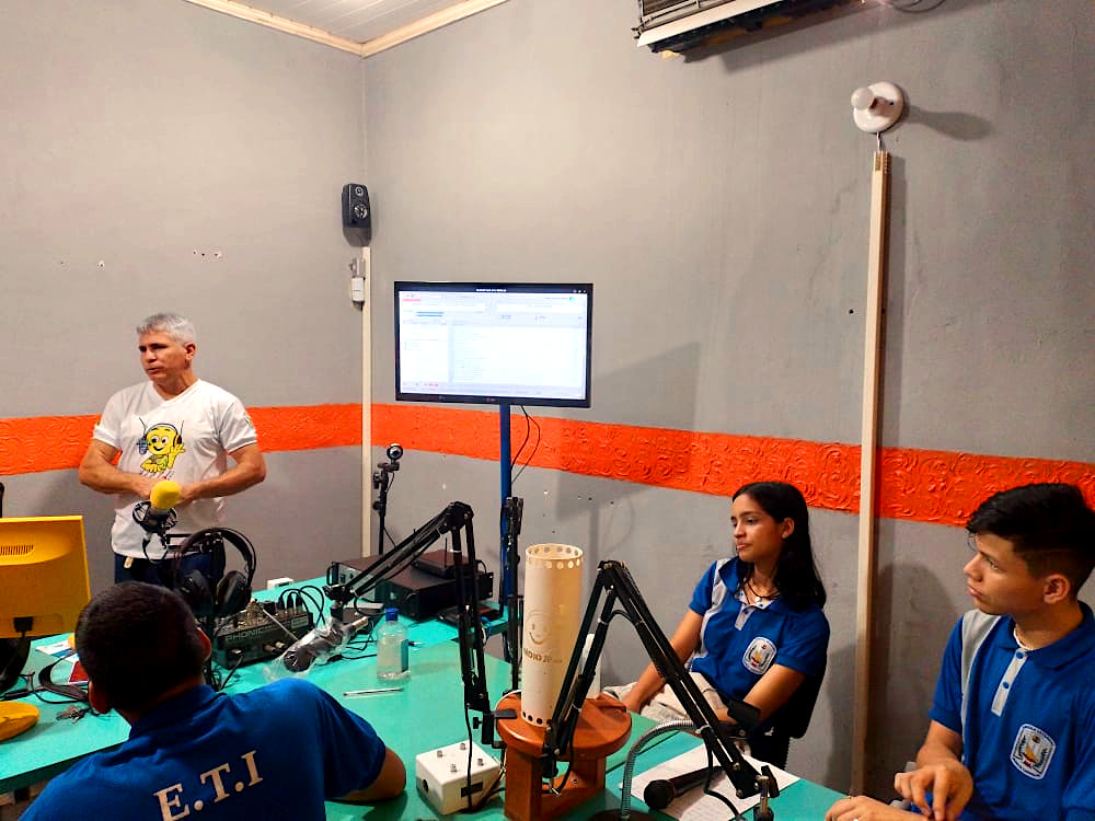 radiojpweb's tweet photo. Que outras escolas implantem a rádio escolar para seus alunos aprenderem através da linguagem radiofônica. https://t.co/aFCRsWwrhz https://t.co/rzC9LjG1HD