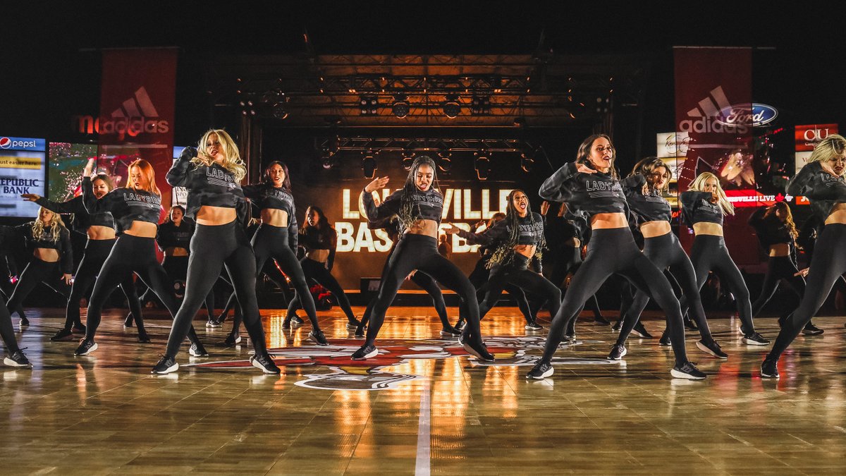 GoCards's tweet photo. The @UofLLadybirds with an absolute 🔥 performance!!!

#GoCards https://t.co/64e7l2HWWX
