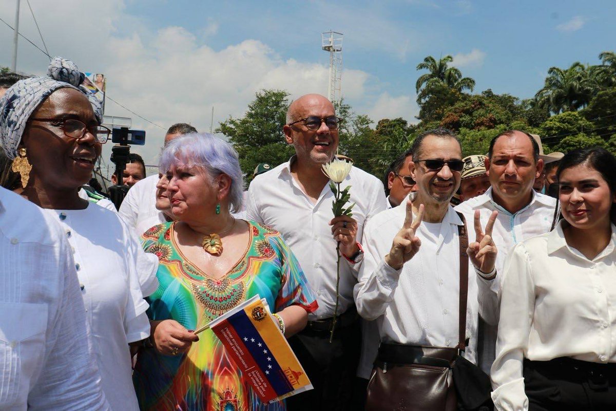 Hoy fue un día histórico🇻🇪🇨🇴 Se realizó el Encuentro Binacional entre la Asamblea Nacional de la República Bolivariana de #Venezuela y el Congreso de #Colombia 'El Orinoco y el Magdalena se abrazaran'...Siempre! @NicolasMaduro @jorgerpsuv @dcabellor @plasenciafelixr @FreddyBernal