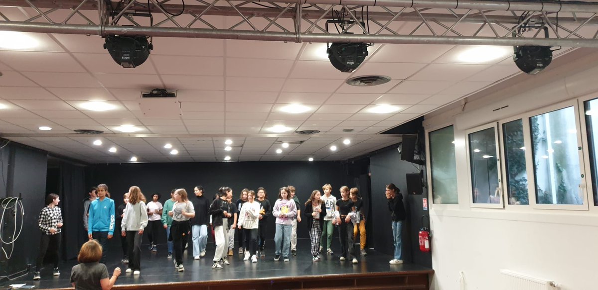 SIEFerney's tweet photo. Día de salsa en Ferney Voltaire. Las dos semanas dedicadas a promover la visibilidad del español y de la sección han concluido hoy. https://t.co/yWkpJMMZbt
