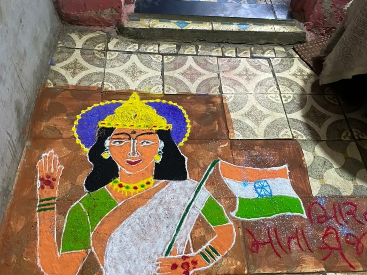 SFS_Gujarat's tweet photo. વલસાડ દ્વારા દીપોત્સવ ની ઉજવણી વલસાડ સિવિલ હોસ્પિટલ નજીક નવીનગરી મા કરવામાં આવી જેમાં. 70 જેટલા પરિવારો એ રંગોળી સ્પર્ધા મા ભાગ લીધો હતો ત્યાર બાદ પ્રભુ શ્રી રામ ની આરતી કરી સો કાર્યકર્તાઓ એ વસ્તીના લોકો સાથે ભોજન લીધું હતું અને અંતે બાળકો સાથે ફટાકડા ફોડી દીપોત્સવ ની ઉજવણી https://t.co/0jFTR2iTb1