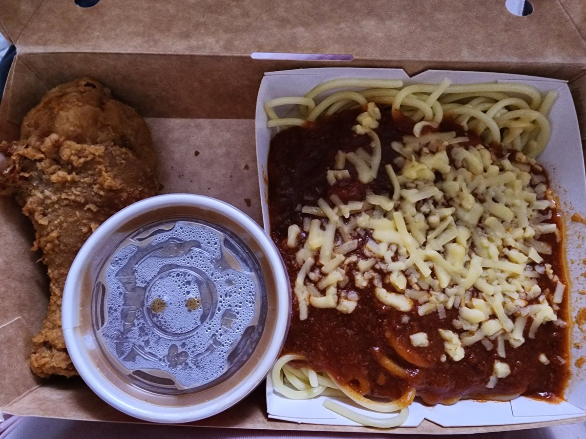 MillieParfait's tweet photo. Sabi nila "walang tigil ang saya" pagkumain ka ng Jollibee, pero bakit ganun, kahit anong kain ko di parin ako sumasaya? https://t.co/3UvuRcNNsh