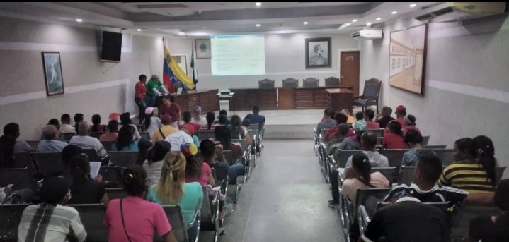MonagasComunas's tweet photo. #21DeOct 🚩Comisiones electorales de los consejos comunales del municipio Ezequiel Zamora, #Monagas, reciben inducción en el uso del nuevo sistema de registro automatizado para el registro del poder popular.
#ComunaONada
@ComunasVE_ https://t.co/dUneFIJnKg