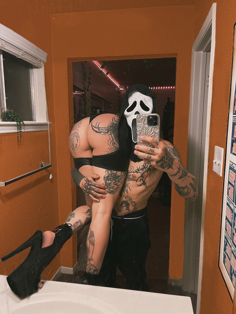 scrappiana's tweet photo. #scream #mrghostface #explore #gothicgirls #HorrorCommunity #horror horror whore 🎃 https://t.co/8ATgSfxYXp