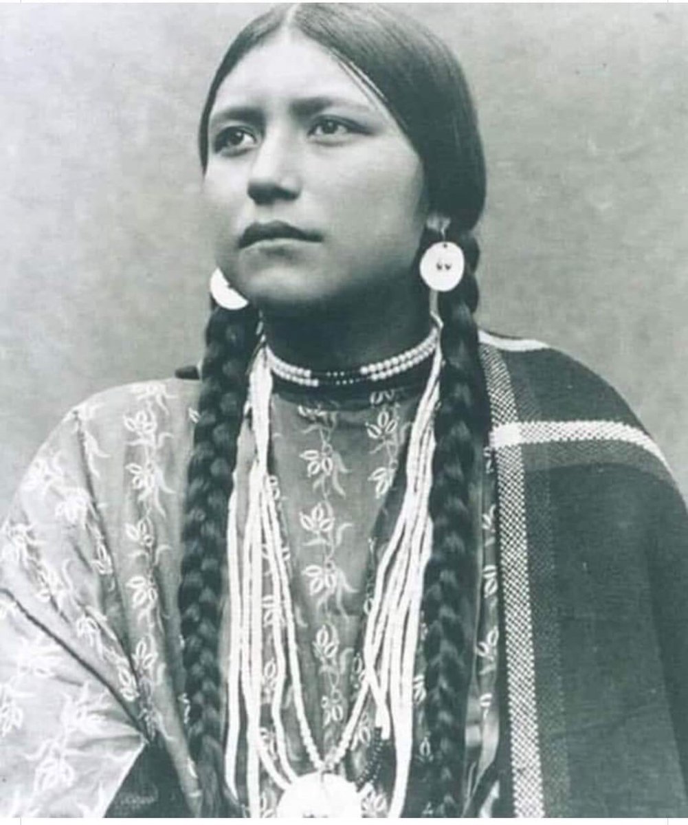 JamesDomenech's tweet image. A la cultura Cherokee, les dones podien decidir ser guerreres o esposes. Si optaven per això últim, eren elles les que escollien el marit, i si ho desitjaven, podien demanar un temps per viure-hi, abans de la cerimònia de casament i veure si eren compatibles.