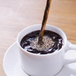 注がれているコーヒー。本物にしか見えない木彫りアート!