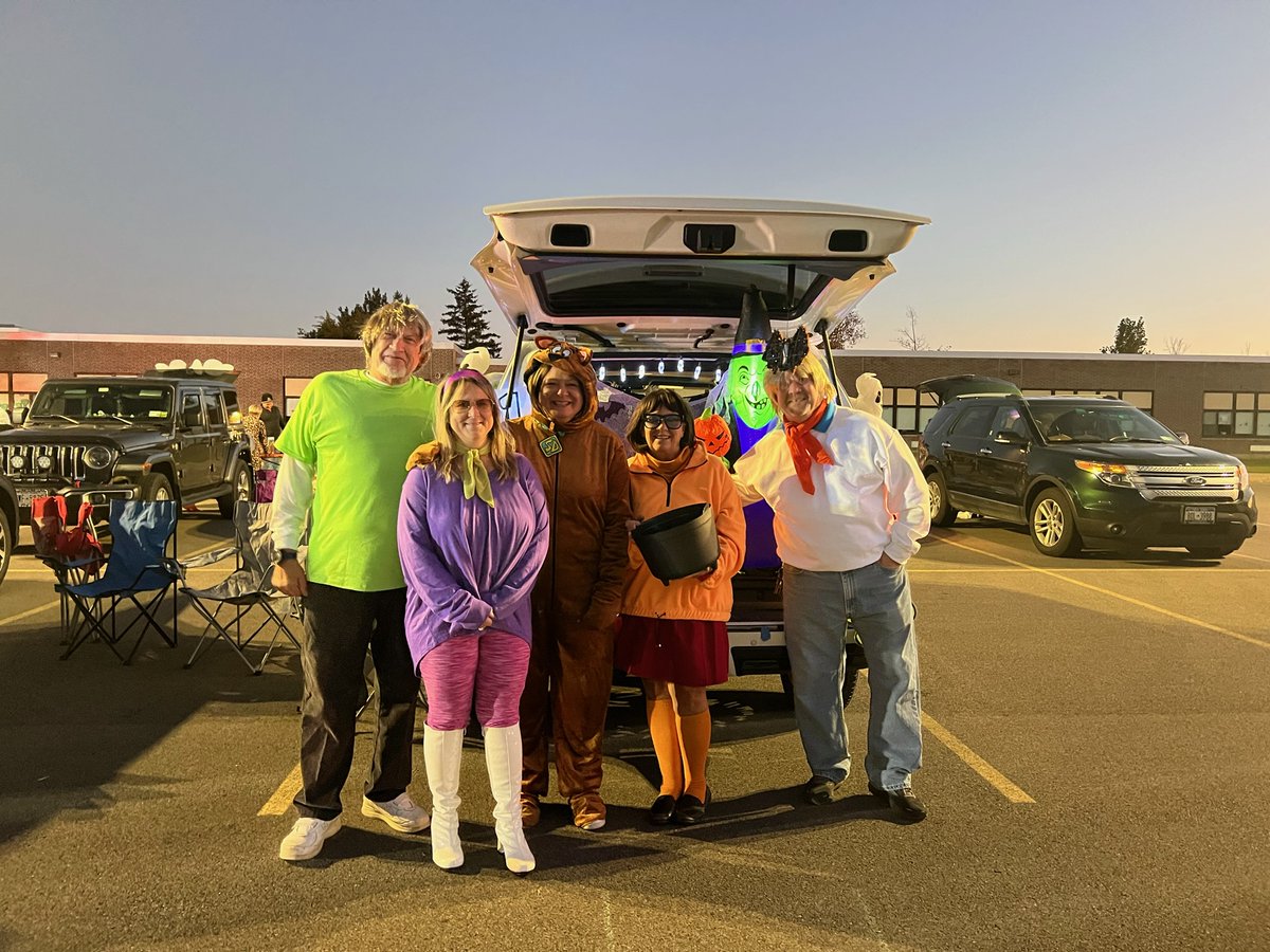 jmakpinehurst's tweet photo. Thank you to our PTA for hosting Trunk or Treat.  Our Custodial and Main Office staff handed out candy to a lot of Pinehurst students!  Thank you to our volunteers, parents who decorated their cars, and the Lake View Fire Hall for joining in the fun! It was a great night! https://t.co/sy6Zd3ArBn