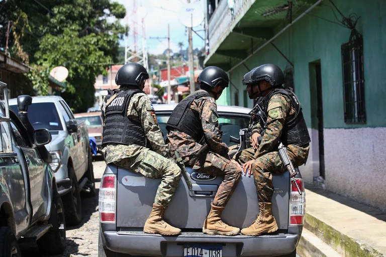 Y TODAVÍA HAY IGNORANTES QUE DEFIENDEN A NAYIB BUKELE Régimen de excepción en El Salvador: activistas documentaron más de 4.000 violaciones a los DDHH en seis meses -Informe de siete organizaciones civiles -Abuso de policías y militares Detenciones arbitrarias Acoso, amenazas y+