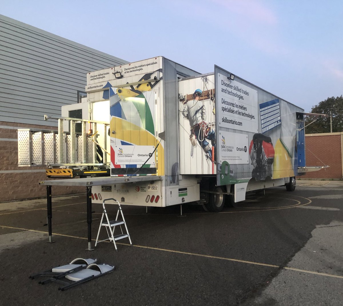 karentigani's tweet photo. Way to go Team! @HPCDSB OYAP Project Lead Mr Flanagan and an incredible team of volunteers and staff made this day of experiential learning possible! Super proud of our team in @HPCDSB! 🙌 #SkilledTrades #PathwaysForAll #Leadership @diggerflan https://t.co/Vxa4543stH