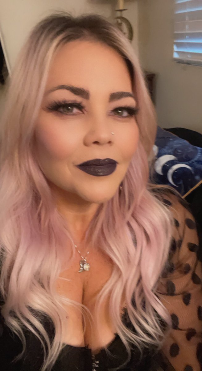 MoonMaiden77's tweet photo. Ready for my friend โKeriโs scary movie nightโ with my girls. ๐ค๐ค๐ค #ScaryMovies #GirlsNight #SpookyFun #OctoberActivities ๐๐ป๐ Diggin my makeup tonight ๐๐ค https://t.co/a5GyNuICAD