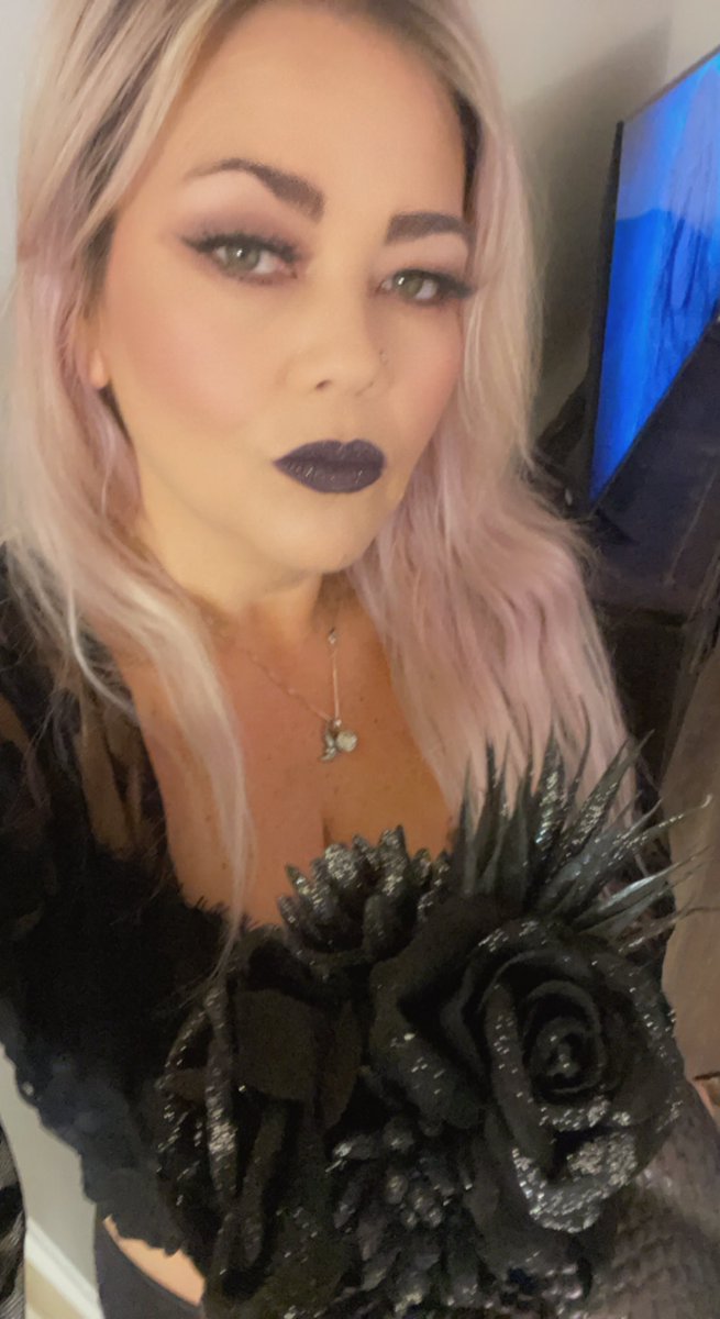 MoonMaiden77's tweet photo. Ready for my friend โKeriโs scary movie nightโ with my girls. ๐ค๐ค๐ค #ScaryMovies #GirlsNight #SpookyFun #OctoberActivities ๐๐ป๐ Diggin my makeup tonight ๐๐ค https://t.co/a5GyNuICAD